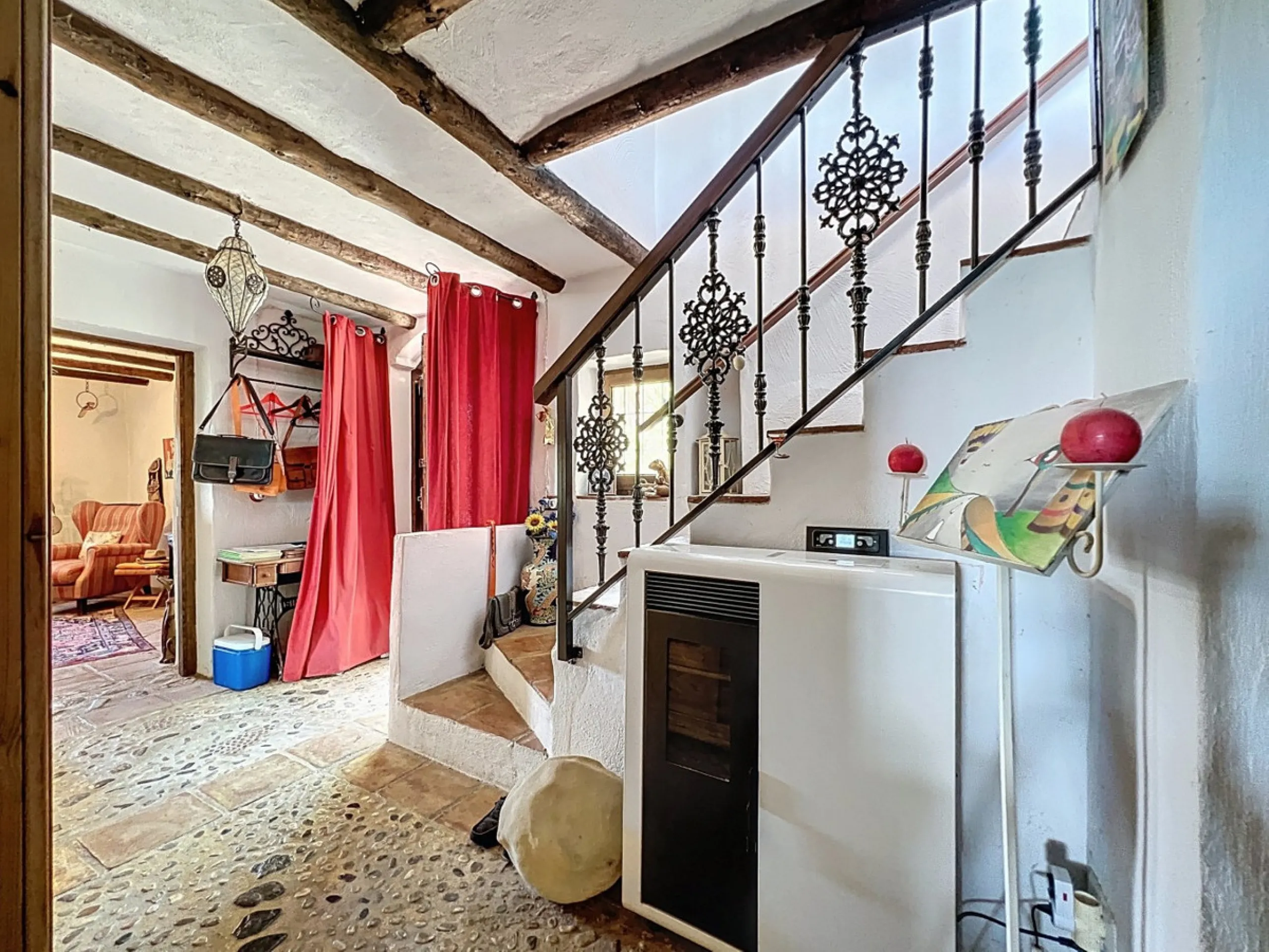 This charming Spanish country house in Sayalonga/Árchez, Málaga, blends traditional character with modern comfort all set against a backdrop of breathtaking views. The property offers a constructed area of 199 m2 and 148 m2 of living space spread over two