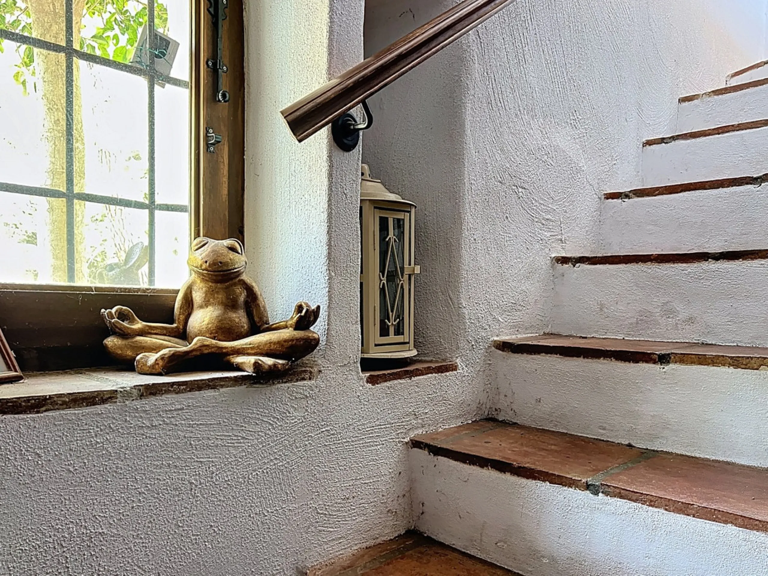 This charming Spanish country house in Sayalonga/Árchez, Málaga, blends traditional character with modern comfort all set against a backdrop of breathtaking views. The property offers a constructed area of 199 m2 and 148 m2 of living space spread over two