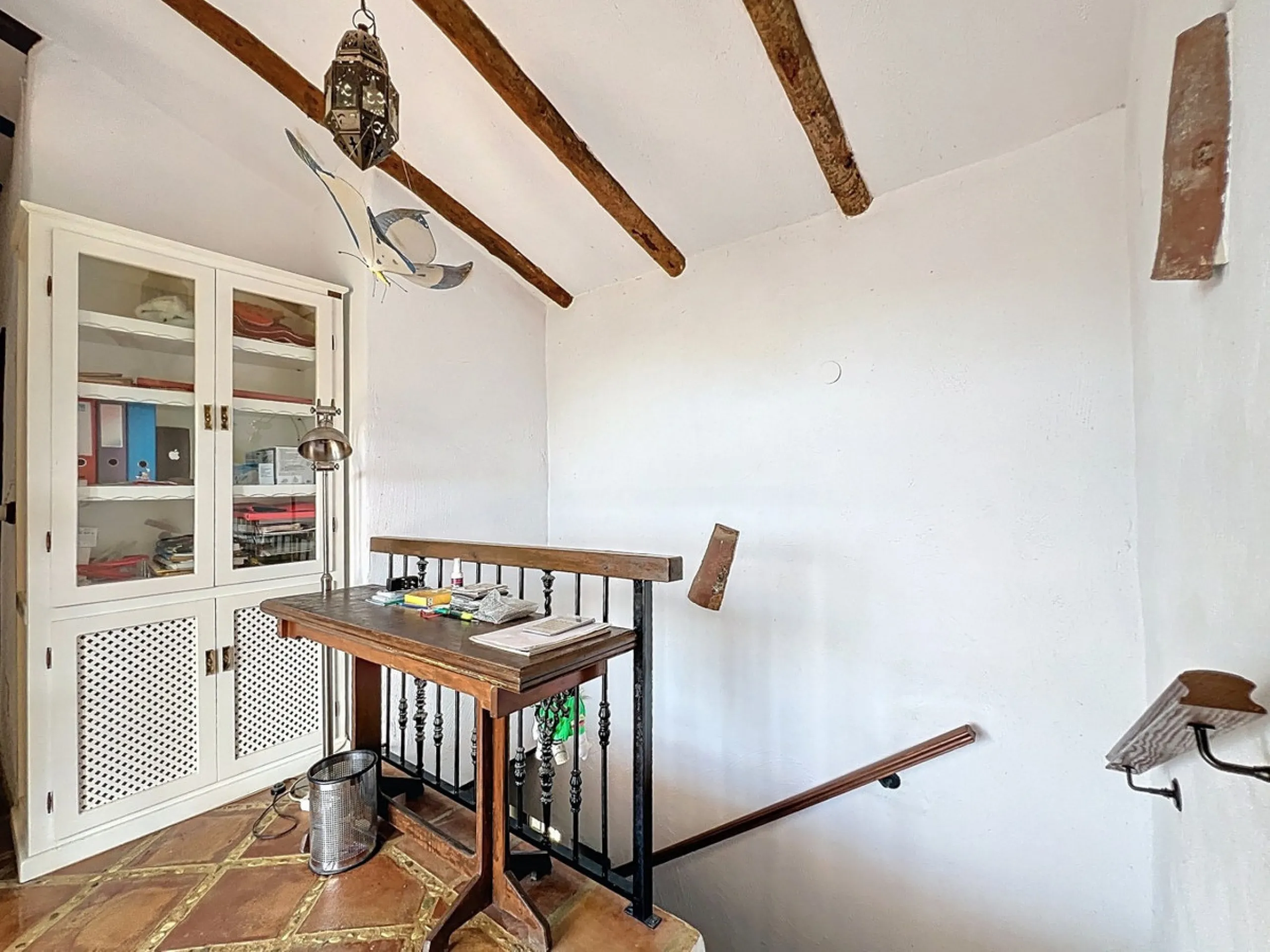 This charming Spanish country house in Sayalonga/Árchez, Málaga, blends traditional character with modern comfort all set against a backdrop of breathtaking views. The property offers a constructed area of 199 m2 and 148 m2 of living space spread over two