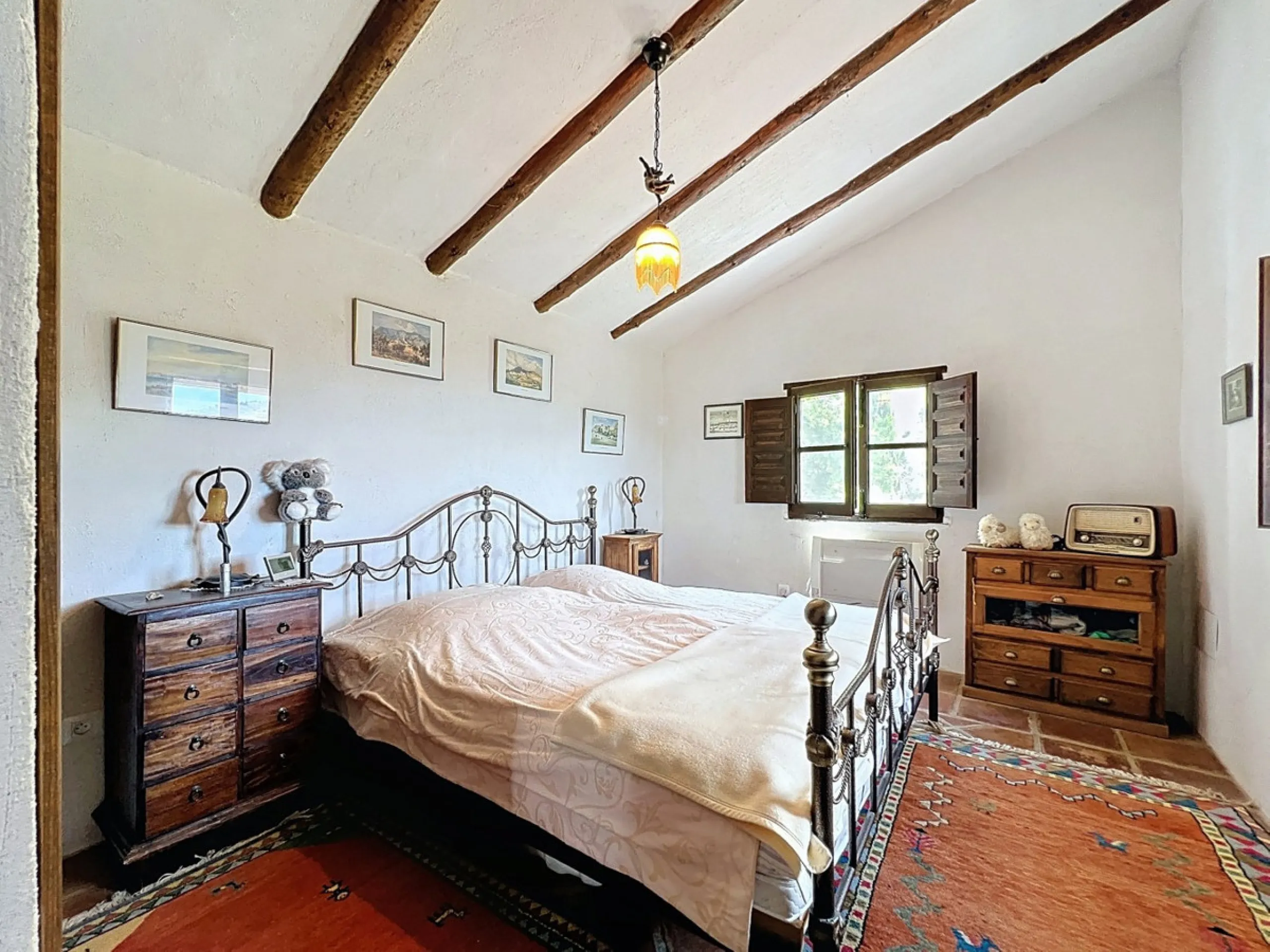 This charming Spanish country house in Sayalonga/Árchez, Málaga, blends traditional character with modern comfort all set against a backdrop of breathtaking views. The property offers a constructed area of 199 m2 and 148 m2 of living space spread over two