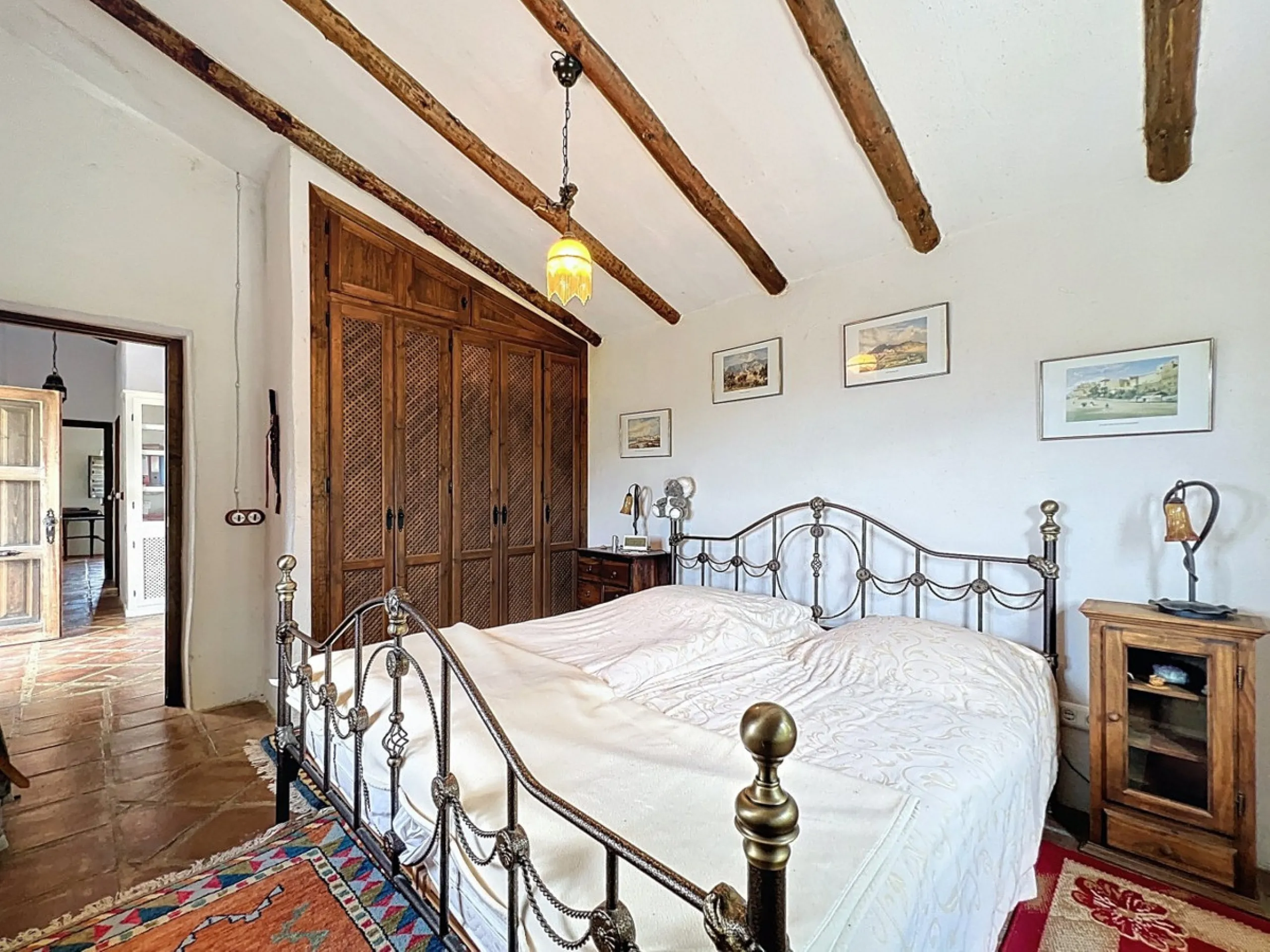 This charming Spanish country house in Sayalonga/Árchez, Málaga, blends traditional character with modern comfort all set against a backdrop of breathtaking views. The property offers a constructed area of 199 m2 and 148 m2 of living space spread over two