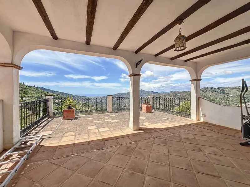 This charming Spanish country house in Sayalonga/Árchez, Málaga, blends traditional character with modern comfort all set against a backdrop of breathtaking views. The property offers a constructed area of 199 m2 and 148 m2 of living space spread over two