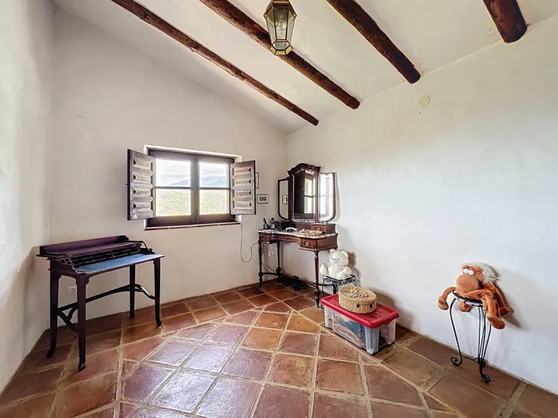 This charming Spanish country house in Sayalonga/Árchez, Málaga, blends traditional character with modern comfort all set against a backdrop of breathtaking views. The property offers a constructed area of 199 m2 and 148 m2 of living space spread over two