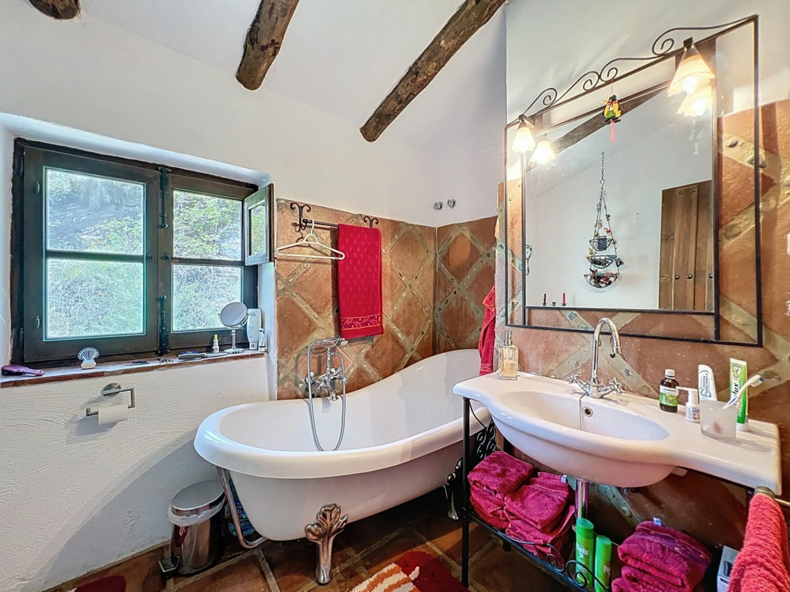 This charming Spanish country house in Sayalonga/Árchez, Málaga, blends traditional character with modern comfort all set against a backdrop of breathtaking views. The property offers a constructed area of 199 m2 and 148 m2 of living space spread over two