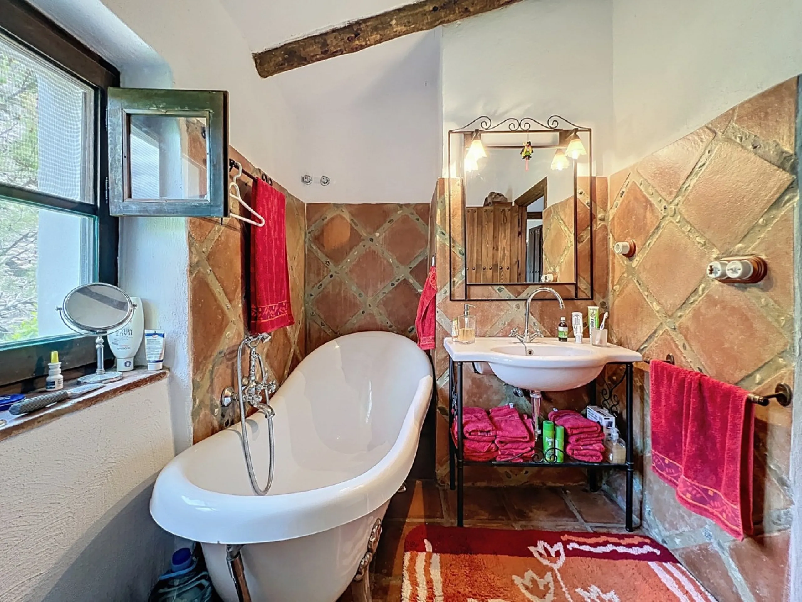This charming Spanish country house in Sayalonga/Árchez, Málaga, blends traditional character with modern comfort all set against a backdrop of breathtaking views. The property offers a constructed area of 199 m2 and 148 m2 of living space spread over two