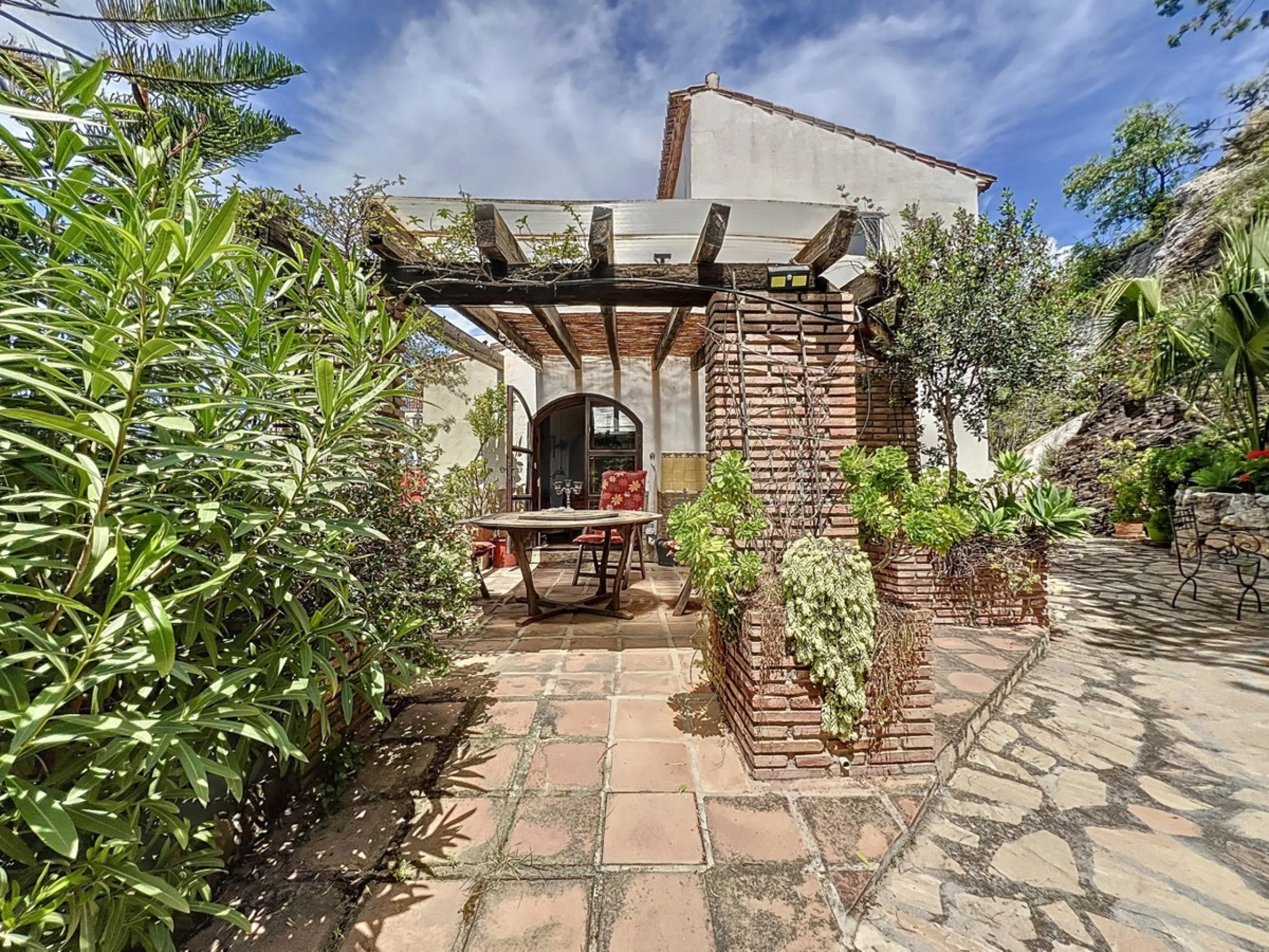 This charming Spanish country house in Sayalonga/Árchez, Málaga, blends traditional character with modern comfort all set against a backdrop of breathtaking views. The property offers a constructed area of 199 m2 and 148 m2 of living space spread over two