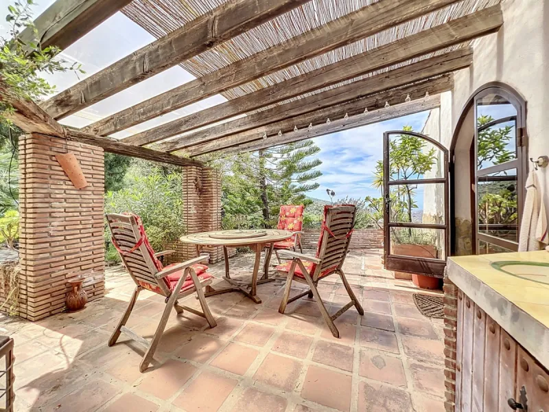 This charming Spanish country house in Sayalonga/Árchez, Málaga, blends traditional character with modern comfort all set against a backdrop of breathtaking views. The property offers a constructed area of 199 m2 and 148 m2 of living space spread over two