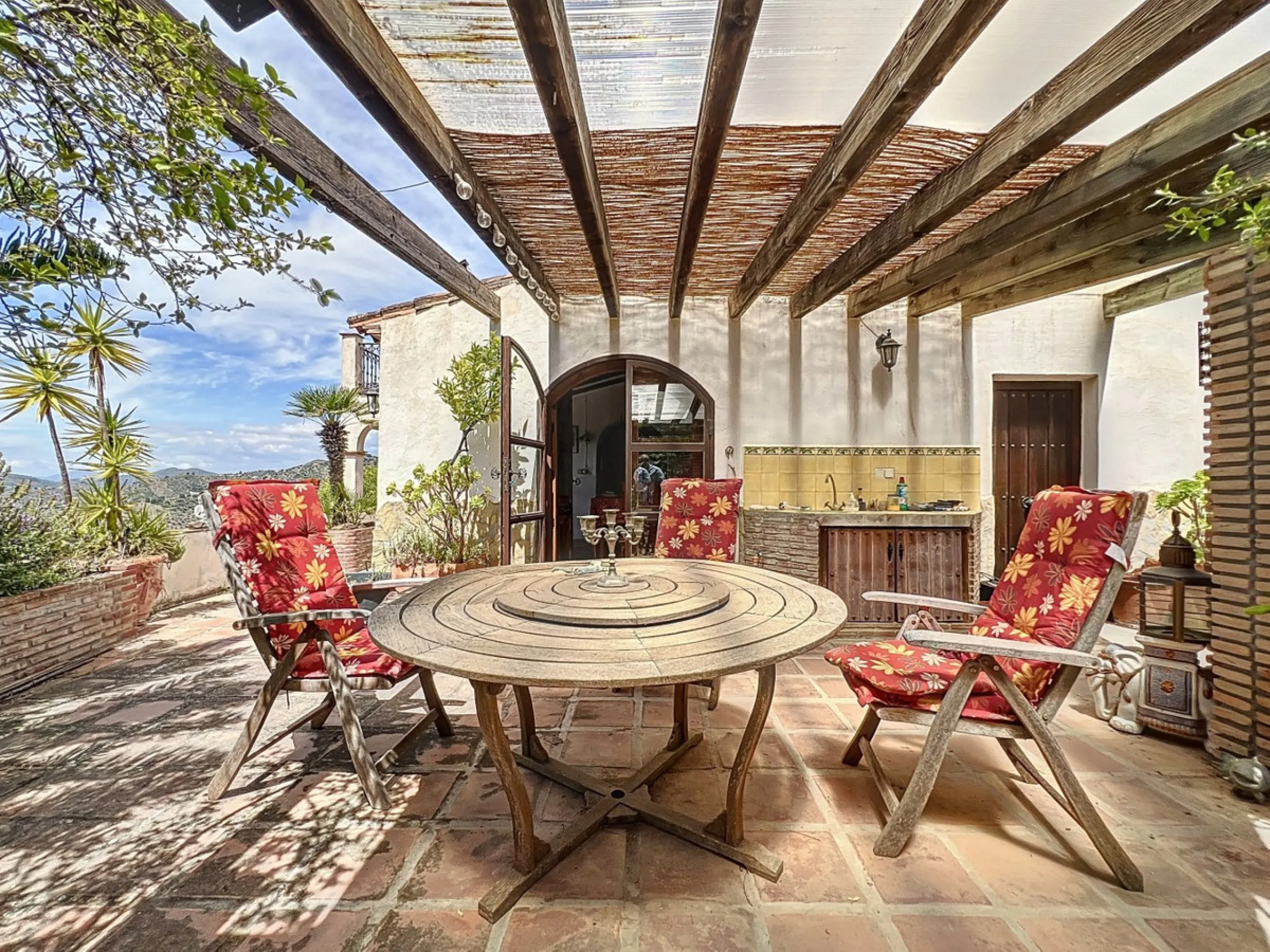 This charming Spanish country house in Sayalonga/Árchez, Málaga, blends traditional character with modern comfort all set against a backdrop of breathtaking views. The property offers a constructed area of 199 m2 and 148 m2 of living space spread over two
