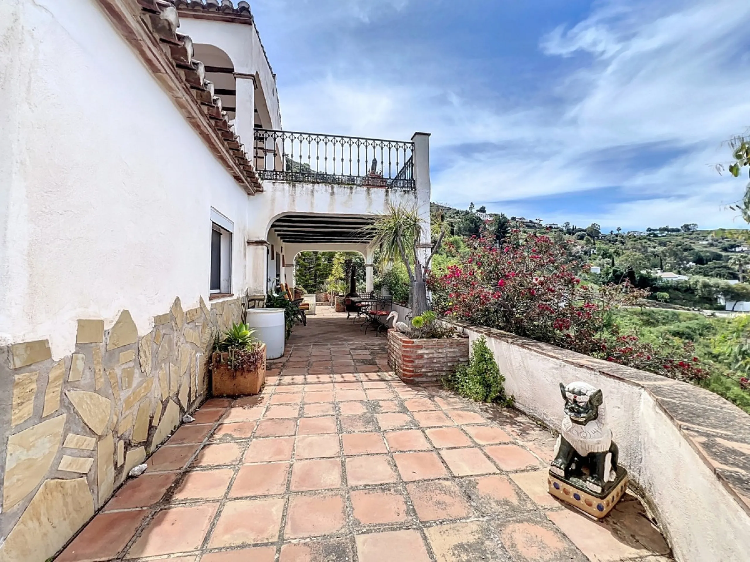 This charming Spanish country house in Sayalonga/Árchez, Málaga, blends traditional character with modern comfort all set against a backdrop of breathtaking views. The property offers a constructed area of 199 m2 and 148 m2 of living space spread over two