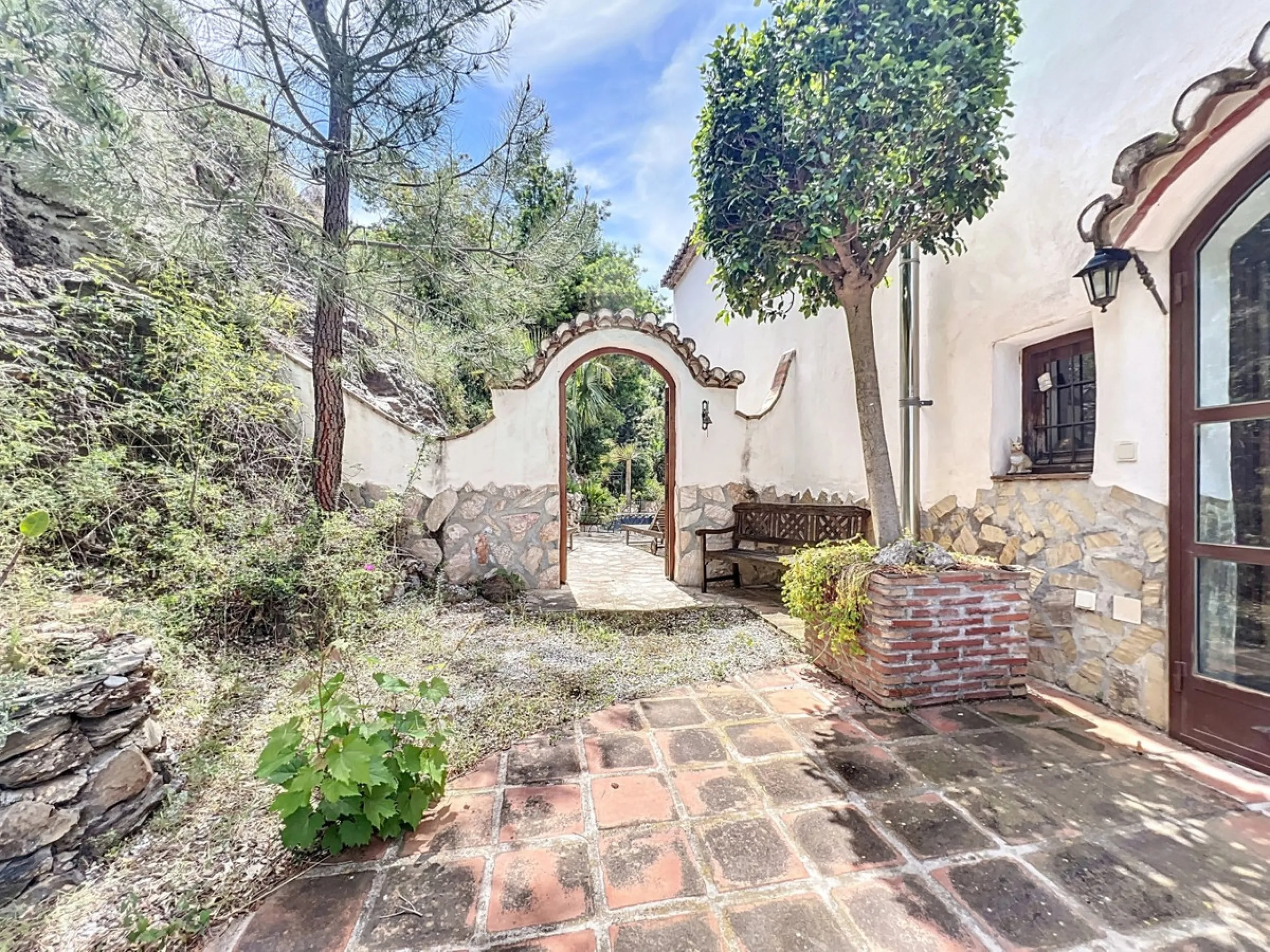 This charming Spanish country house in Sayalonga/Árchez, Málaga, blends traditional character with modern comfort all set against a backdrop of breathtaking views. The property offers a constructed area of 199 m2 and 148 m2 of living space spread over two