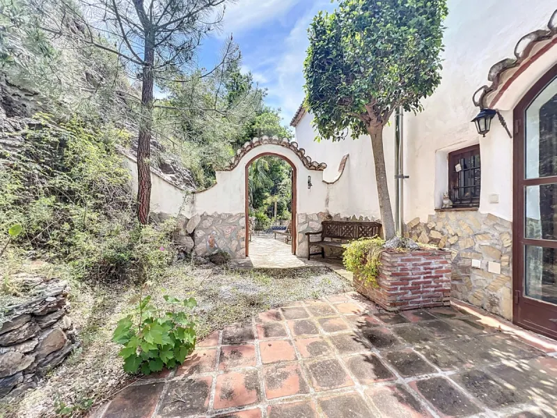 This charming Spanish country house in Sayalonga/Árchez, Málaga, blends traditional character with modern comfort all set against a backdrop of breathtaking views. The property offers a constructed area of 199 m2 and 148 m2 of living space spread over two
