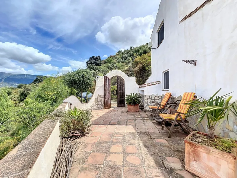 This charming Spanish country house in Sayalonga/Árchez, Málaga, blends traditional character with modern comfort all set against a backdrop of breathtaking views. The property offers a constructed area of 199 m2 and 148 m2 of living space spread over two