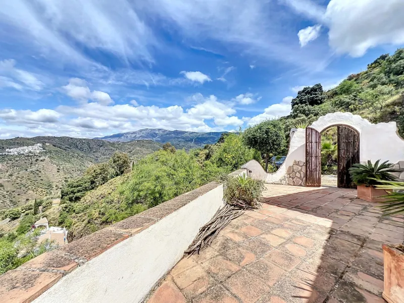 This charming Spanish country house in Sayalonga/Árchez, Málaga, blends traditional character with modern comfort all set against a backdrop of breathtaking views. The property offers a constructed area of 199 m2 and 148 m2 of living space spread over two