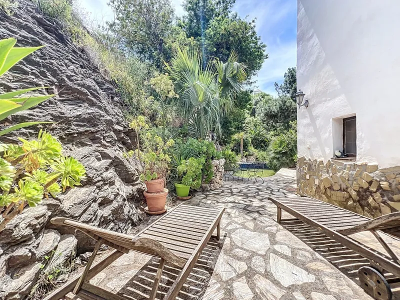 This charming Spanish country house in Sayalonga/Árchez, Málaga, blends traditional character with modern comfort all set against a backdrop of breathtaking views. The property offers a constructed area of 199 m2 and 148 m2 of living space spread over two