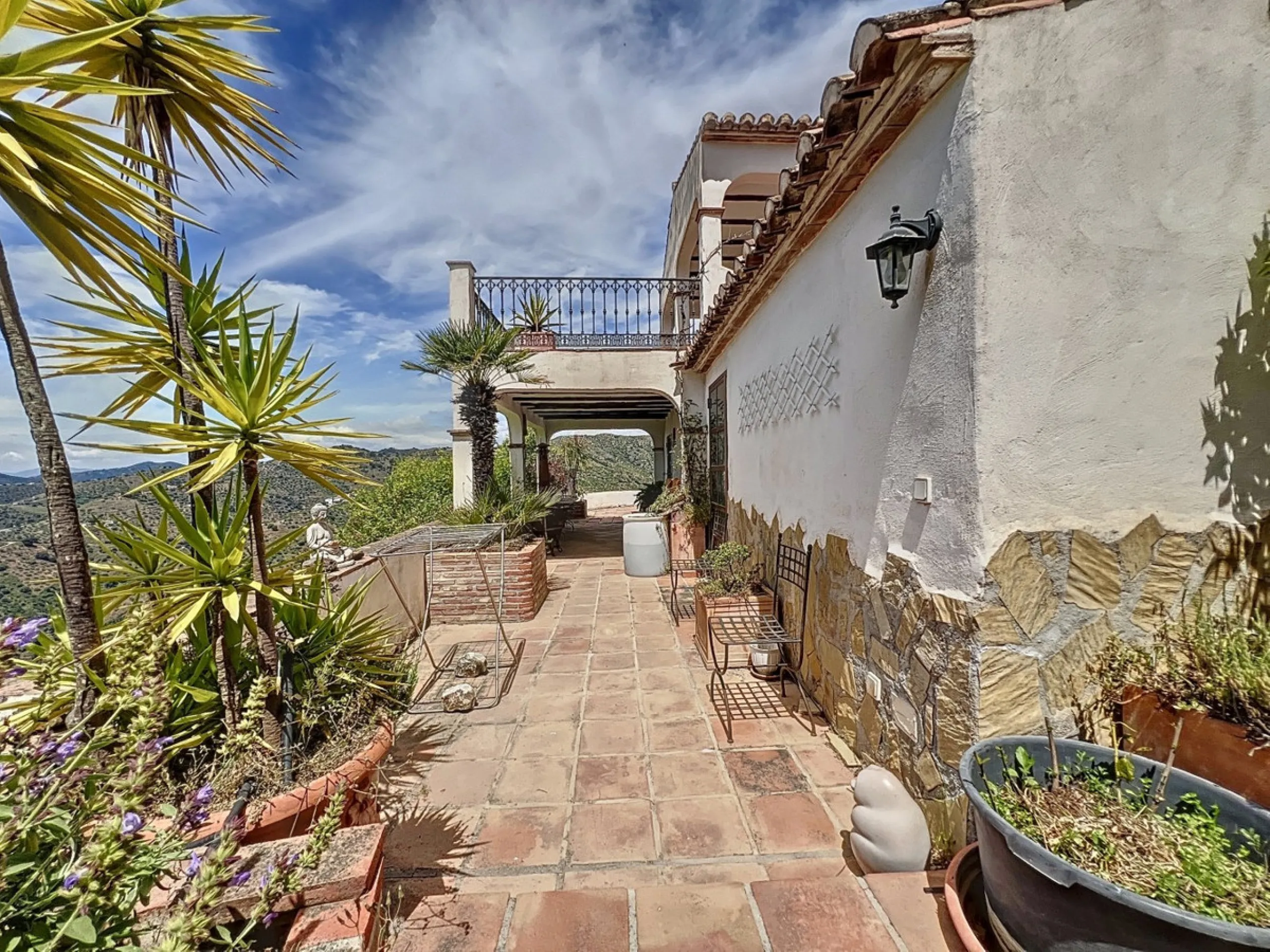 This charming Spanish country house in Sayalonga/Árchez, Málaga, blends traditional character with modern comfort all set against a backdrop of breathtaking views. The property offers a constructed area of 199 m2 and 148 m2 of living space spread over two