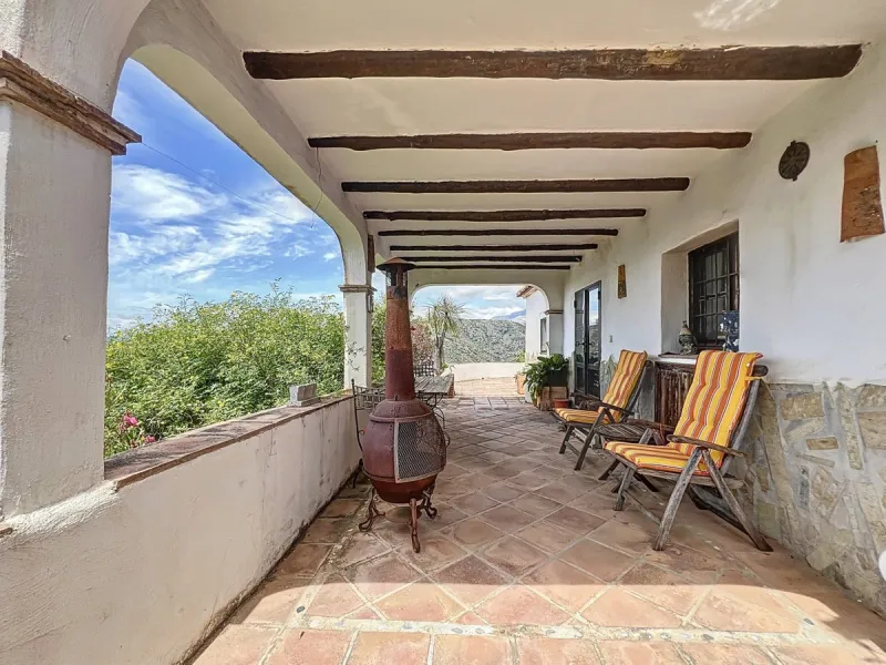 This charming Spanish country house in Sayalonga/Árchez, Málaga, blends traditional character with modern comfort all set against a backdrop of breathtaking views. The property offers a constructed area of 199 m2 and 148 m2 of living space spread over two