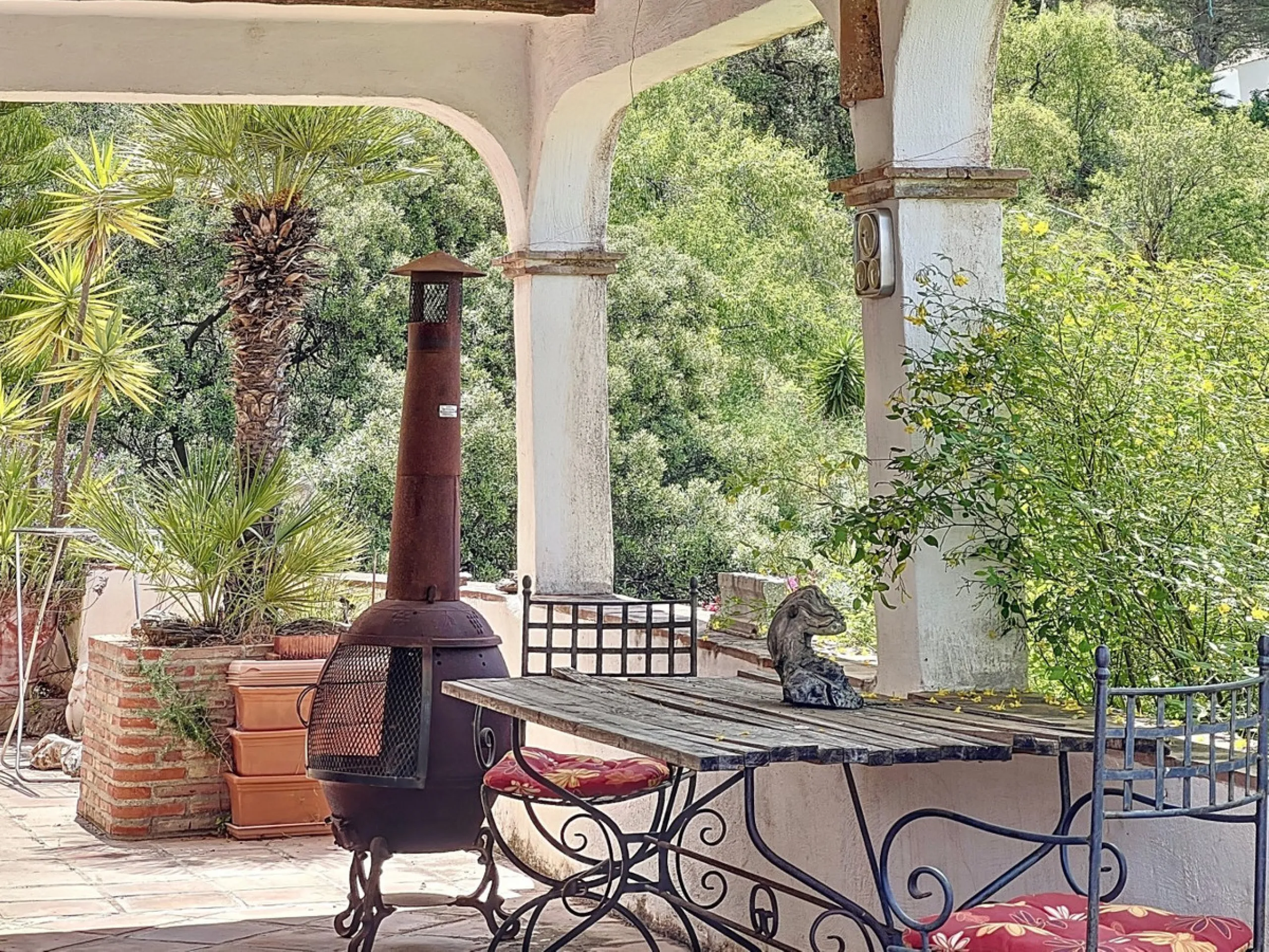 This charming Spanish country house in Sayalonga/Árchez, Málaga, blends traditional character with modern comfort all set against a backdrop of breathtaking views. The property offers a constructed area of 199 m2 and 148 m2 of living space spread over two