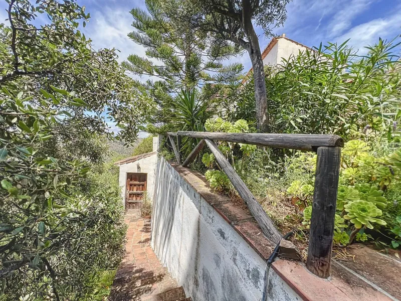 This charming Spanish country house in Sayalonga/Árchez, Málaga, blends traditional character with modern comfort all set against a backdrop of breathtaking views. The property offers a constructed area of 199 m2 and 148 m2 of living space spread over two