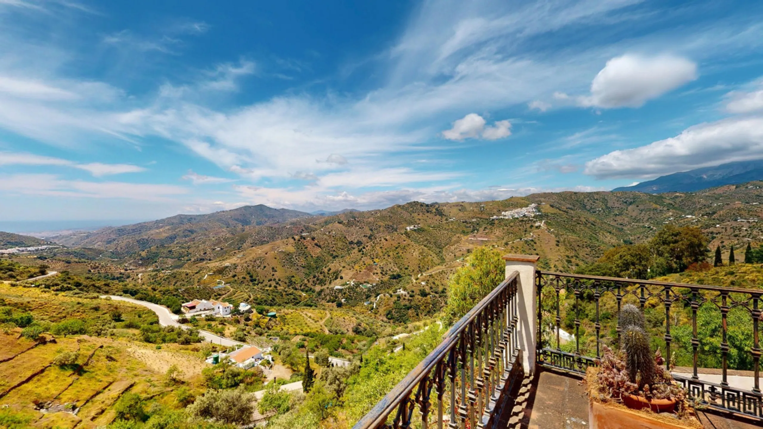This charming Spanish country house in Sayalonga/Árchez, Málaga, blends traditional character with modern comfort all set against a backdrop of breathtaking views. The property offers a constructed area of 199 m2 and 148 m2 of living space spread over two