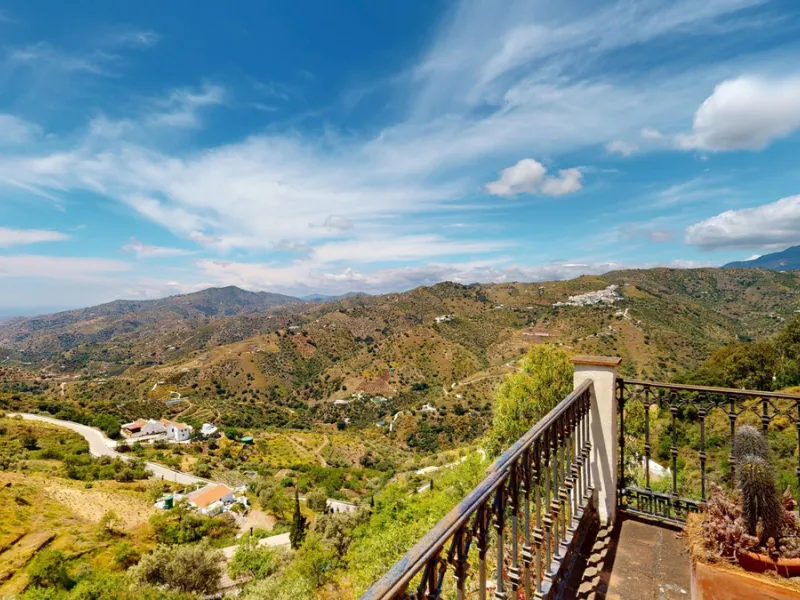 This charming Spanish country house in Sayalonga/Árchez, Málaga, blends traditional character with modern comfort all set against a backdrop of breathtaking views. The property offers a constructed area of 199 m2 and 148 m2 of living space spread over two