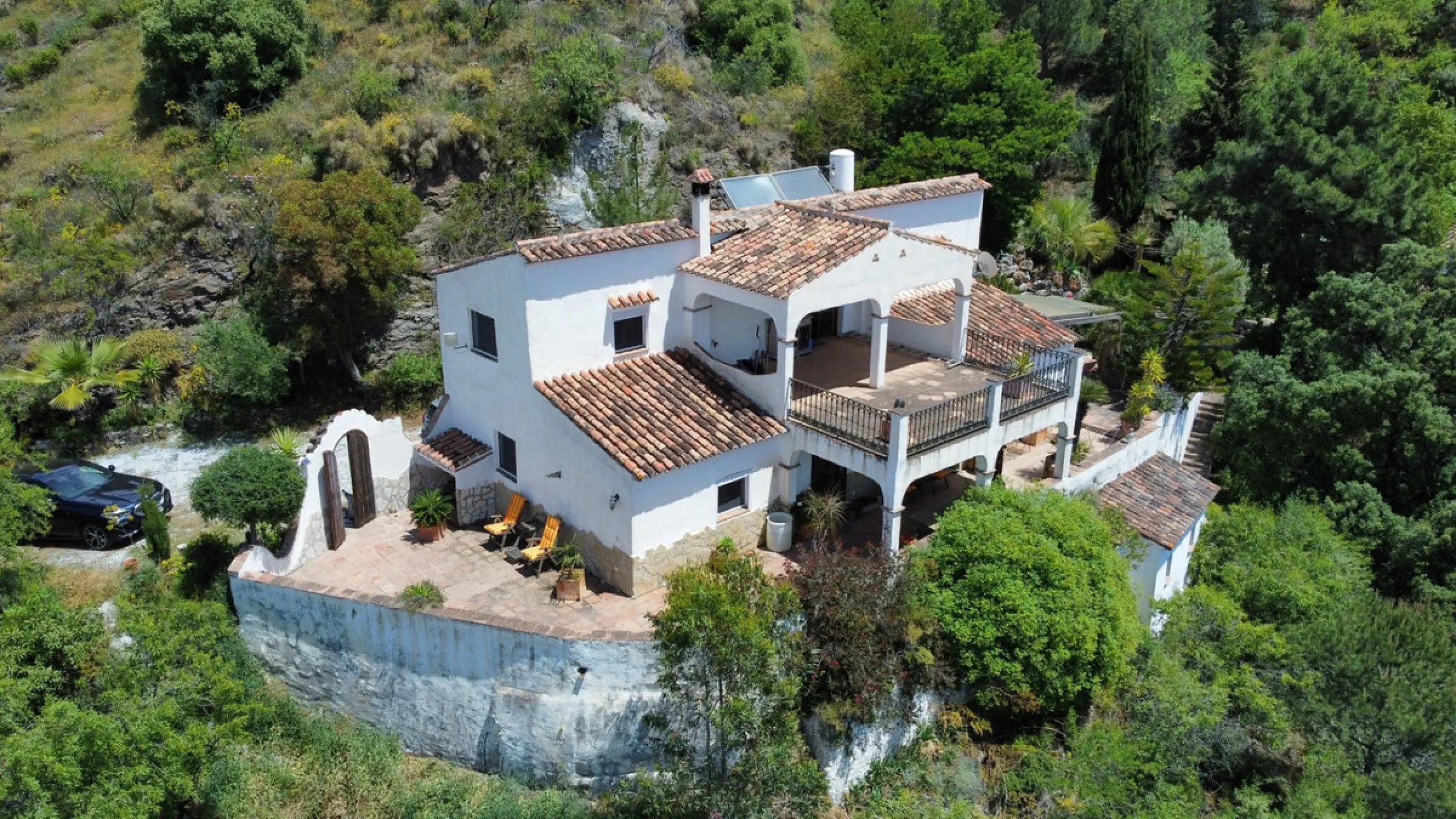This charming Spanish country house in Sayalonga/Árchez, Málaga, blends traditional character with modern comfort all set against a backdrop of breathtaking views. The property offers a constructed area of 199 m2 and 148 m2 of living space spread over two