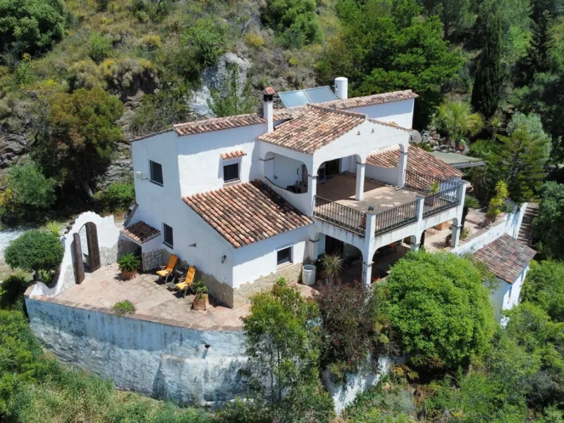 This charming Spanish country house in Sayalonga/Árchez, Málaga, blends traditional character with modern comfort all set against a backdrop of breathtaking views. The property offers a constructed area of 199 m2 and 148 m2 of living space spread over two