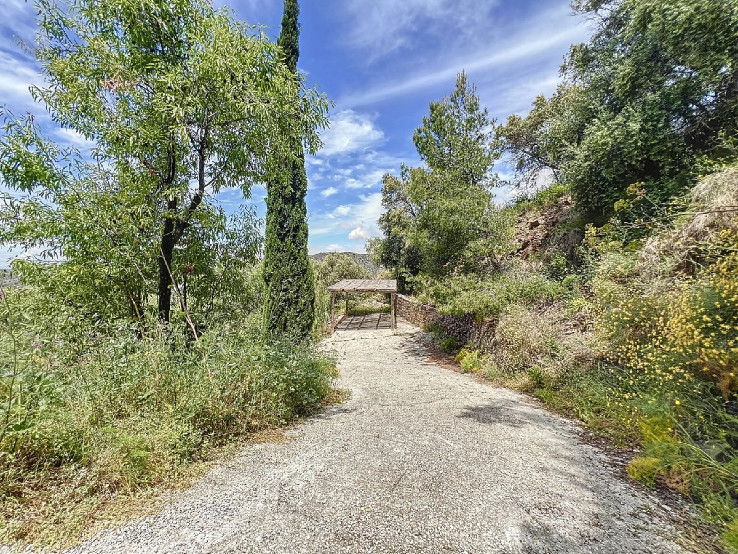 This charming Spanish country house in Sayalonga/Árchez, Málaga, blends traditional character with modern comfort all set against a backdrop of breathtaking views. The property offers a constructed area of 199 m2 and 148 m2 of living space spread over two