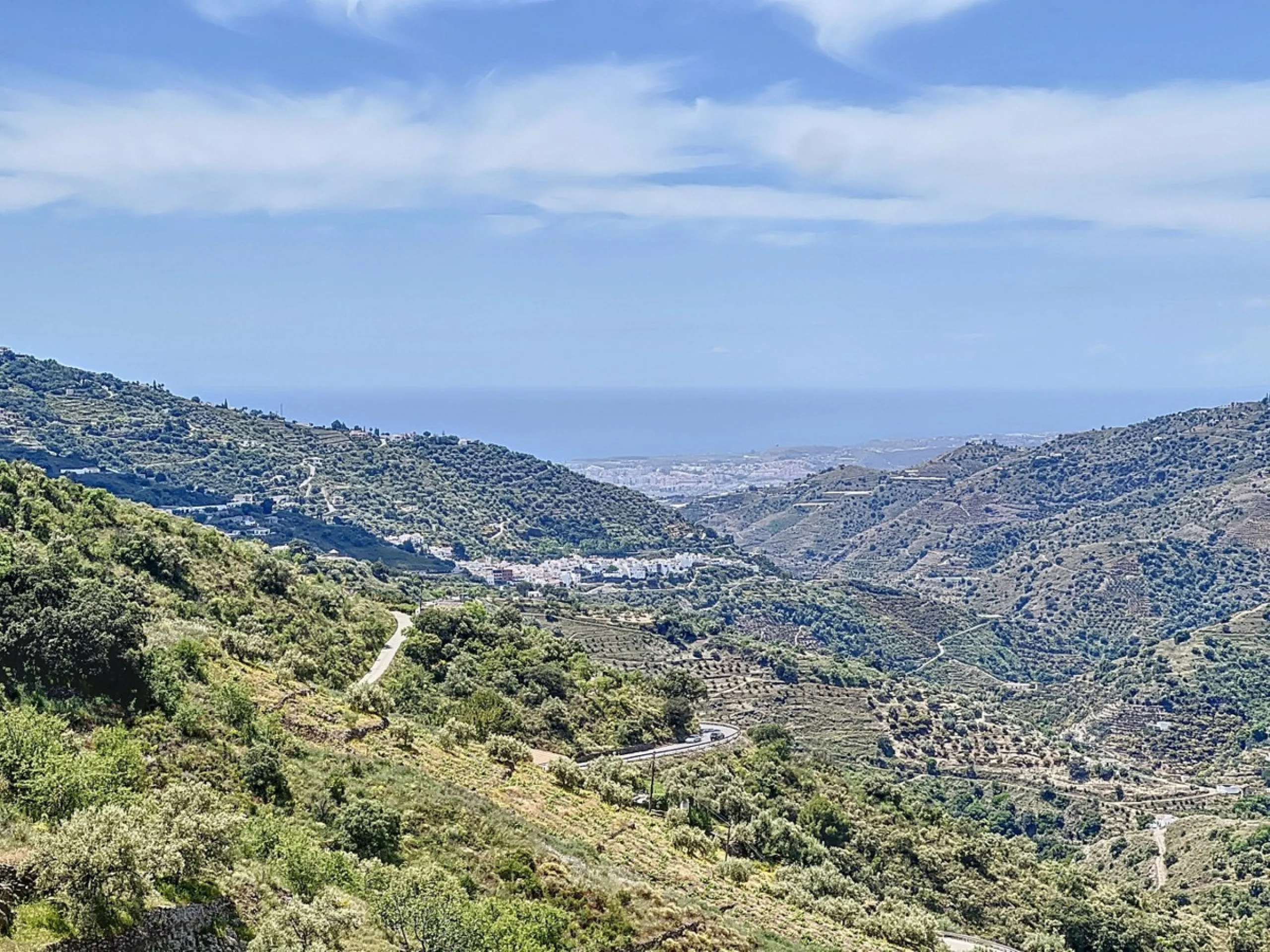 This charming Spanish country house in Sayalonga/Árchez, Málaga, blends traditional character with modern comfort all set against a backdrop of breathtaking views. The property offers a constructed area of 199 m2 and 148 m2 of living space spread over two