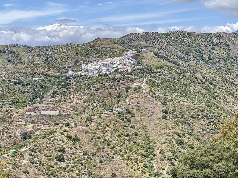 This charming Spanish country house in Sayalonga/Árchez, Málaga, blends traditional character with modern comfort all set against a backdrop of breathtaking views. The property offers a constructed area of 199 m2 and 148 m2 of living space spread over two