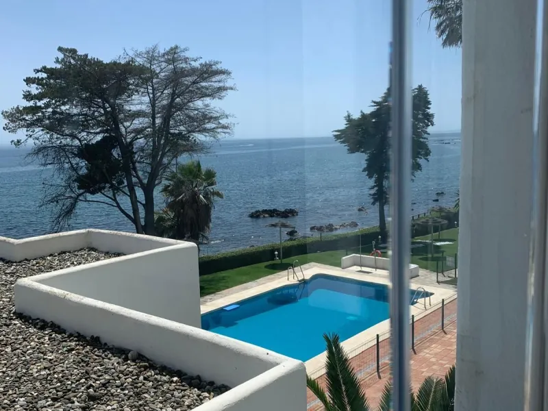 Front line: 2 bedrooms in Rocas del Mar