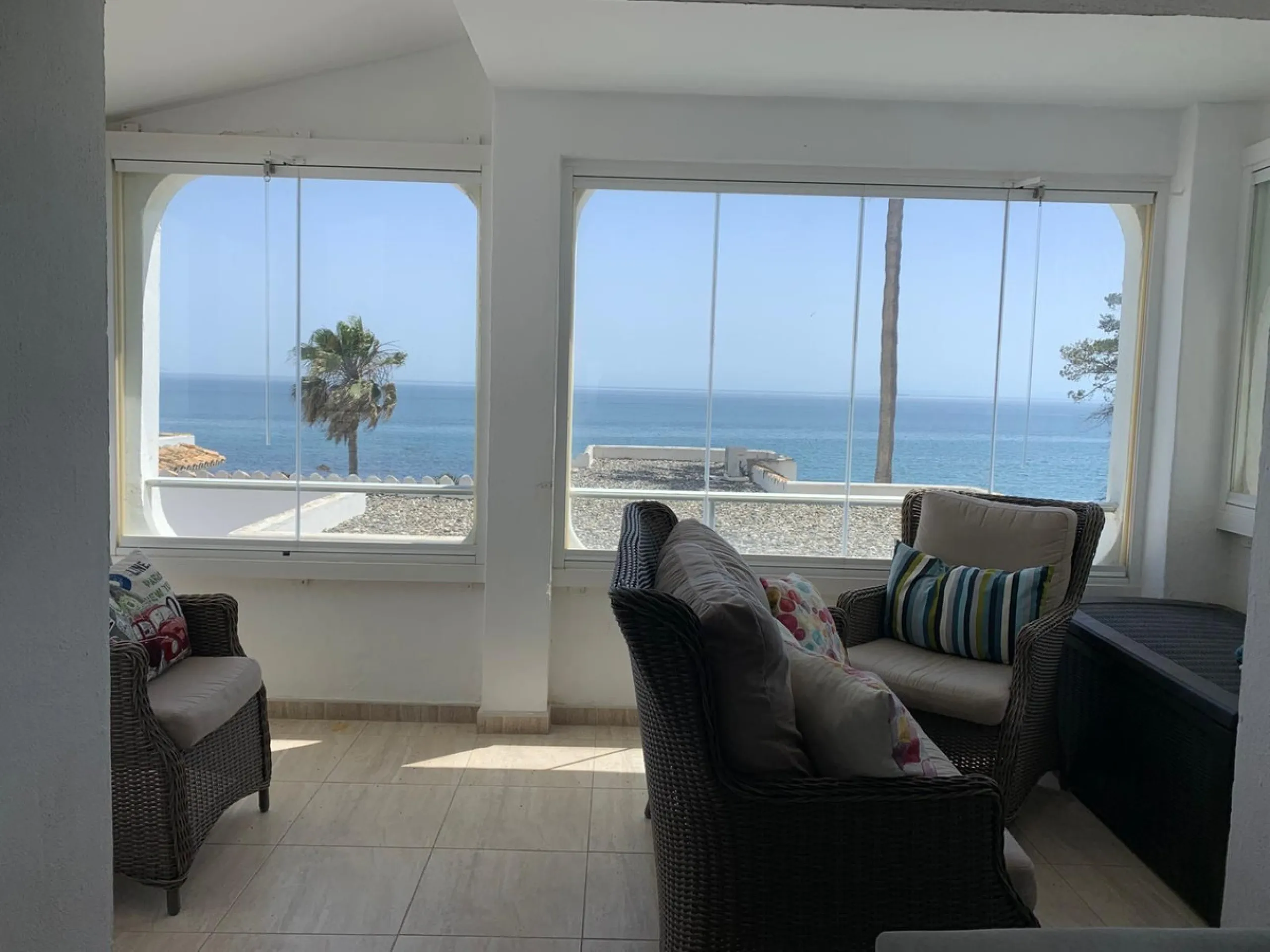 Front line: 2 bedrooms in Rocas del Mar