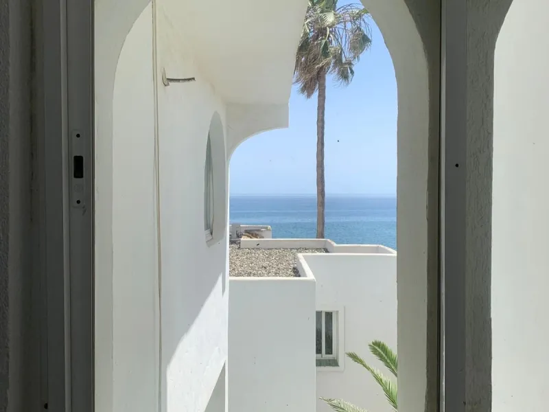 Front line: 2 bedrooms in Rocas del Mar