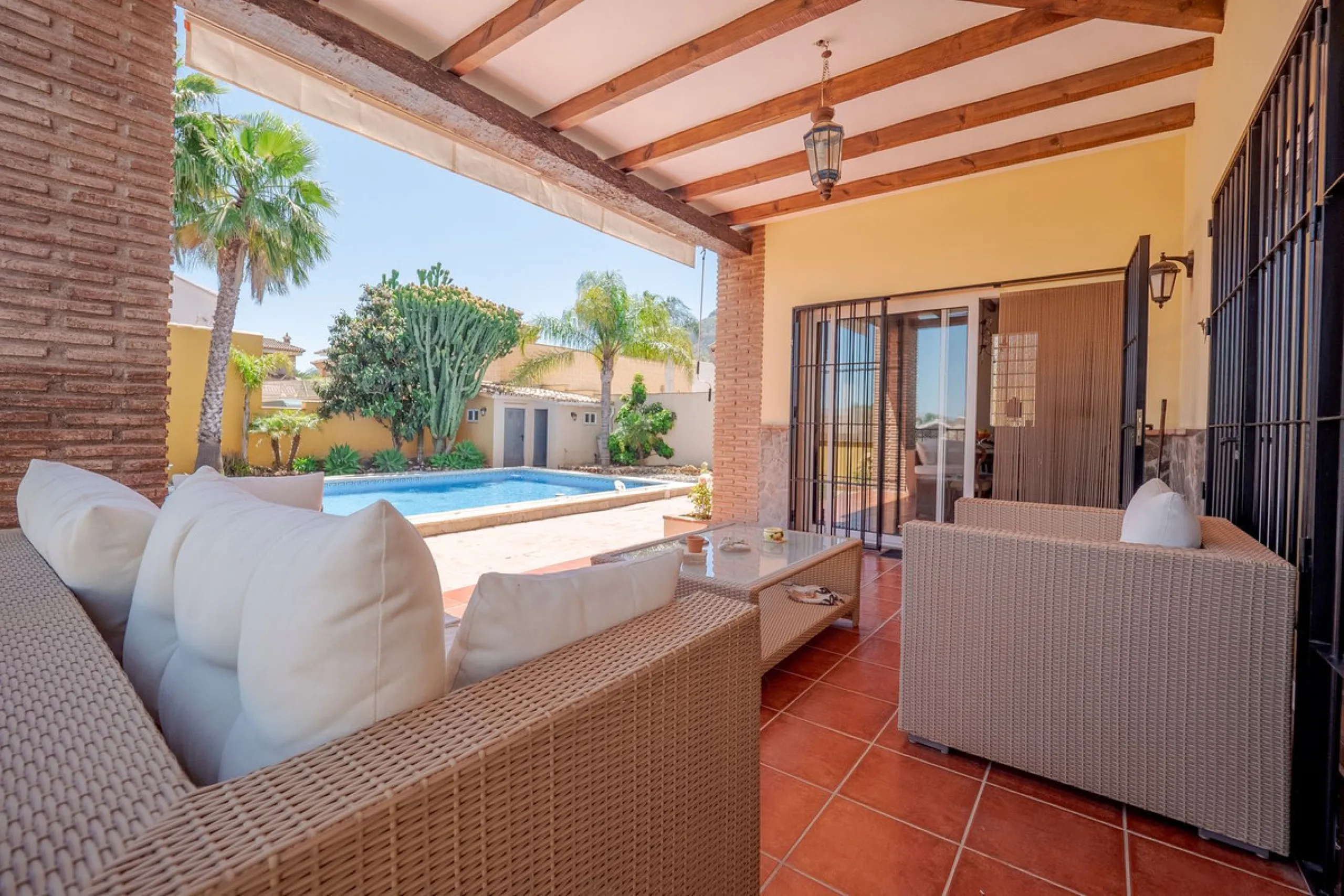 A well-presented detached villa located on the outskirts of the vibrant town of Alhaurin El Grande, set in the sought-after urbanisation of La Paca. The property has been recently renovated to a high standard, including new bathrooms, central heating and 