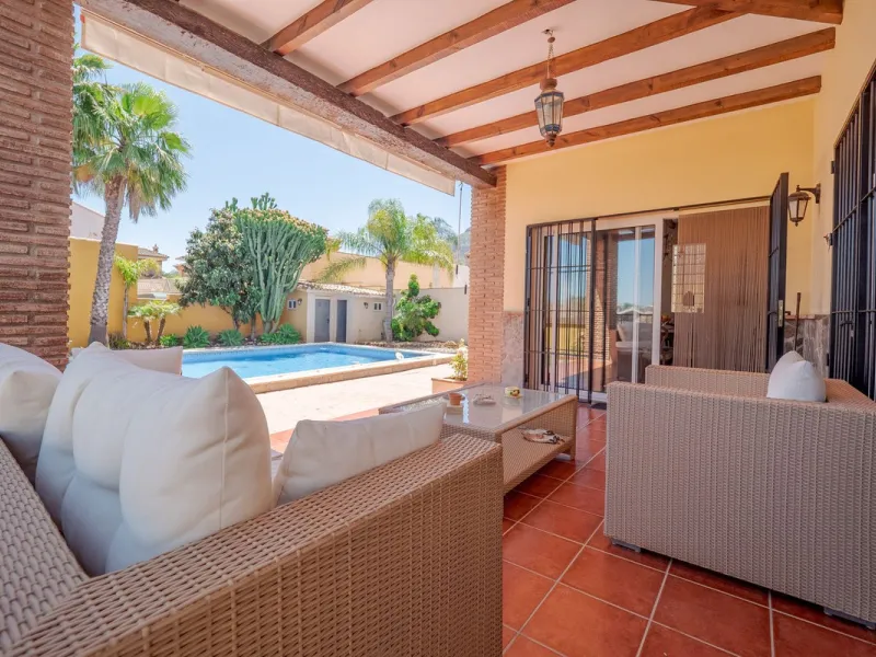 A well-presented detached villa located on the outskirts of the vibrant town of Alhaurin El Grande, set in the sought-after urbanisation of La Paca. The property has been recently renovated to a high standard, including new bathrooms, central heating and 