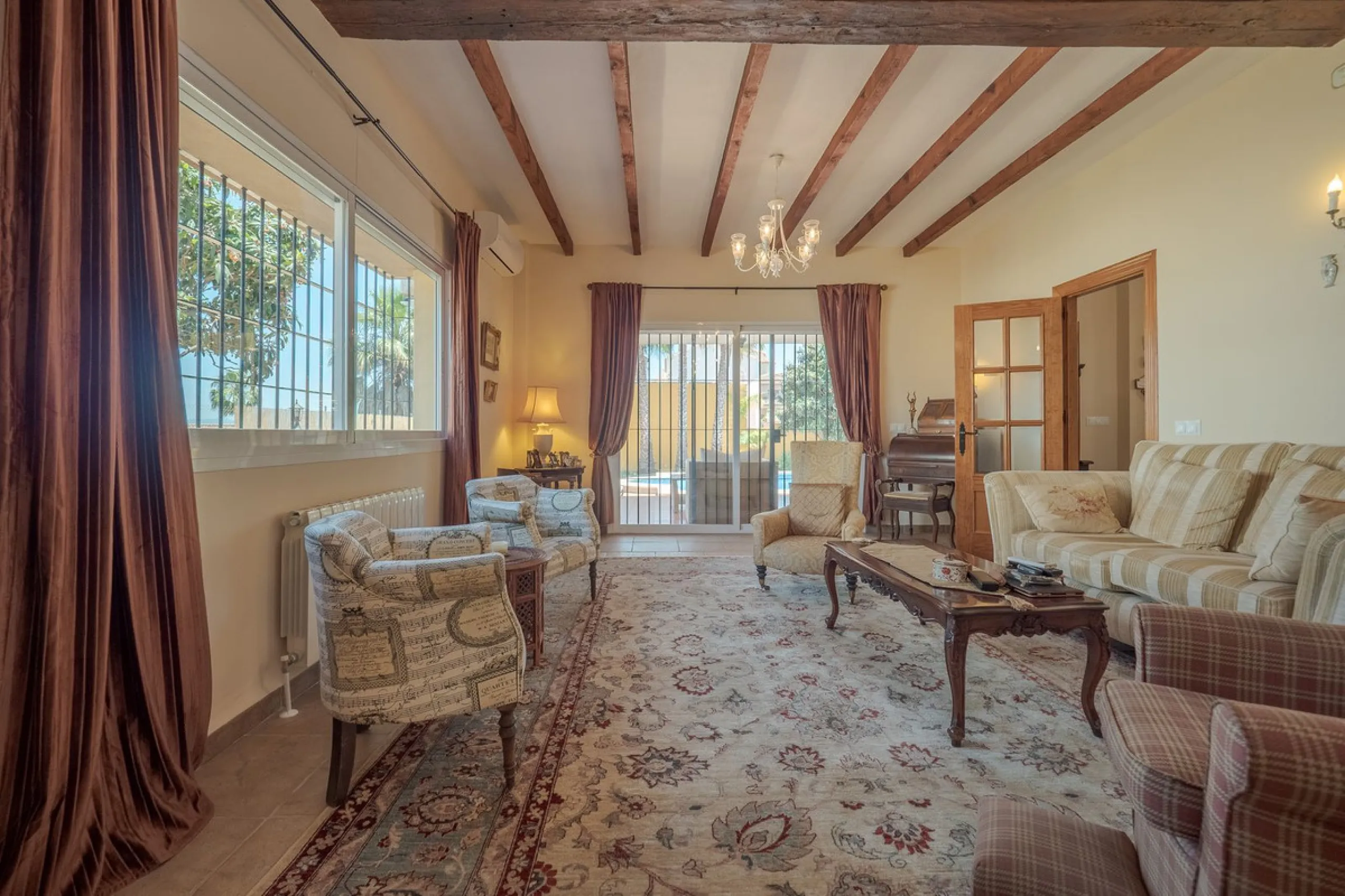 A well-presented detached villa located on the outskirts of the vibrant town of Alhaurin El Grande, set in the sought-after urbanisation of La Paca. The property has been recently renovated to a high standard, including new bathrooms, central heating and 