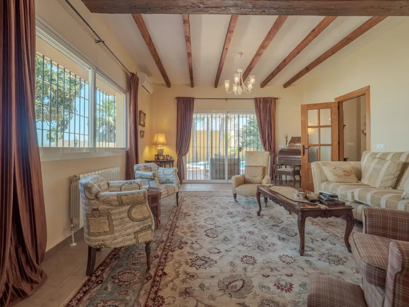A well-presented detached villa located on the outskirts of the vibrant town of Alhaurin El Grande, set in the sought-after urbanisation of La Paca. The property has been recently renovated to a high standard, including new bathrooms, central heating and 