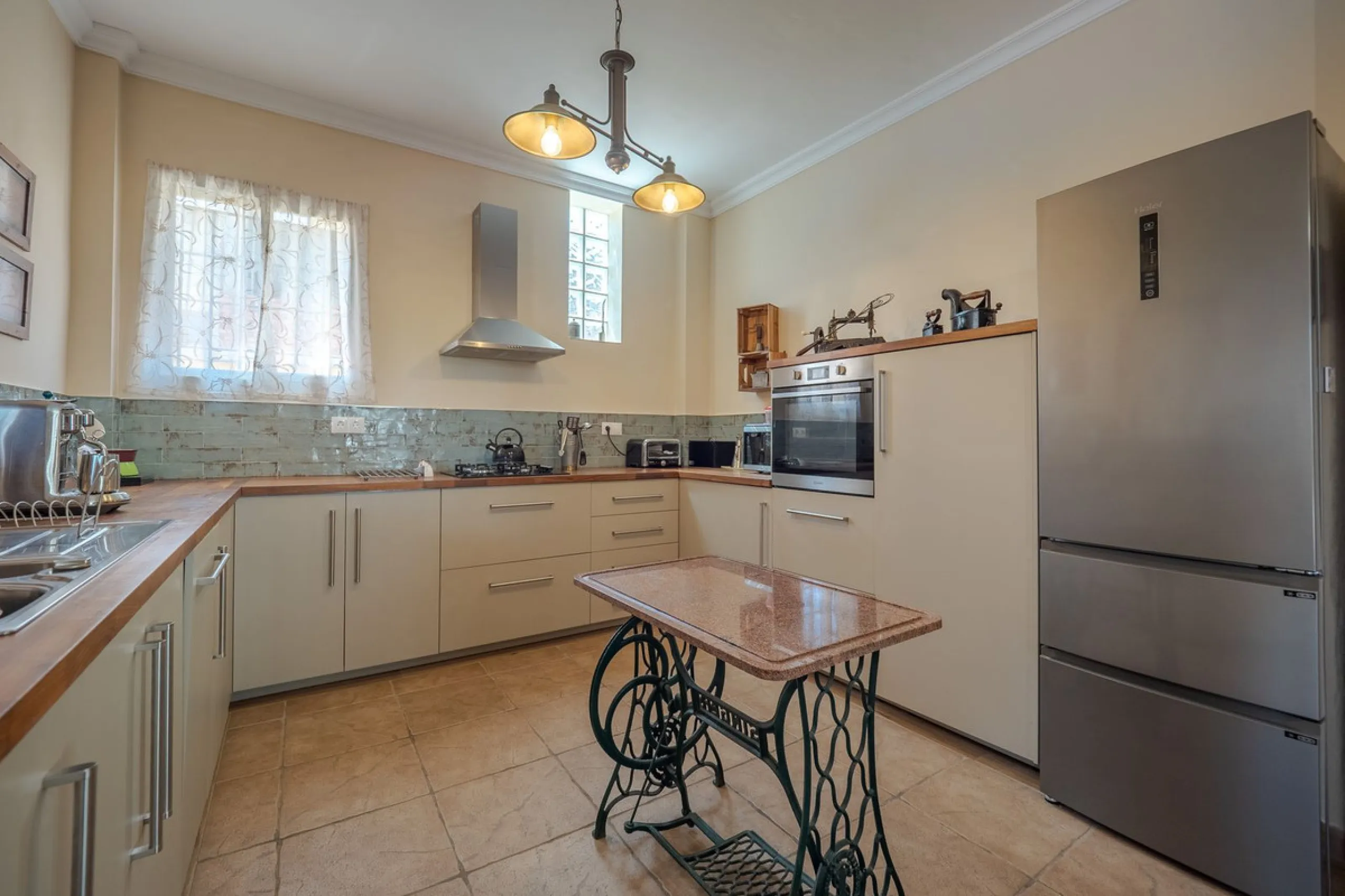 A well-presented detached villa located on the outskirts of the vibrant town of Alhaurin El Grande, set in the sought-after urbanisation of La Paca. The property has been recently renovated to a high standard, including new bathrooms, central heating and 