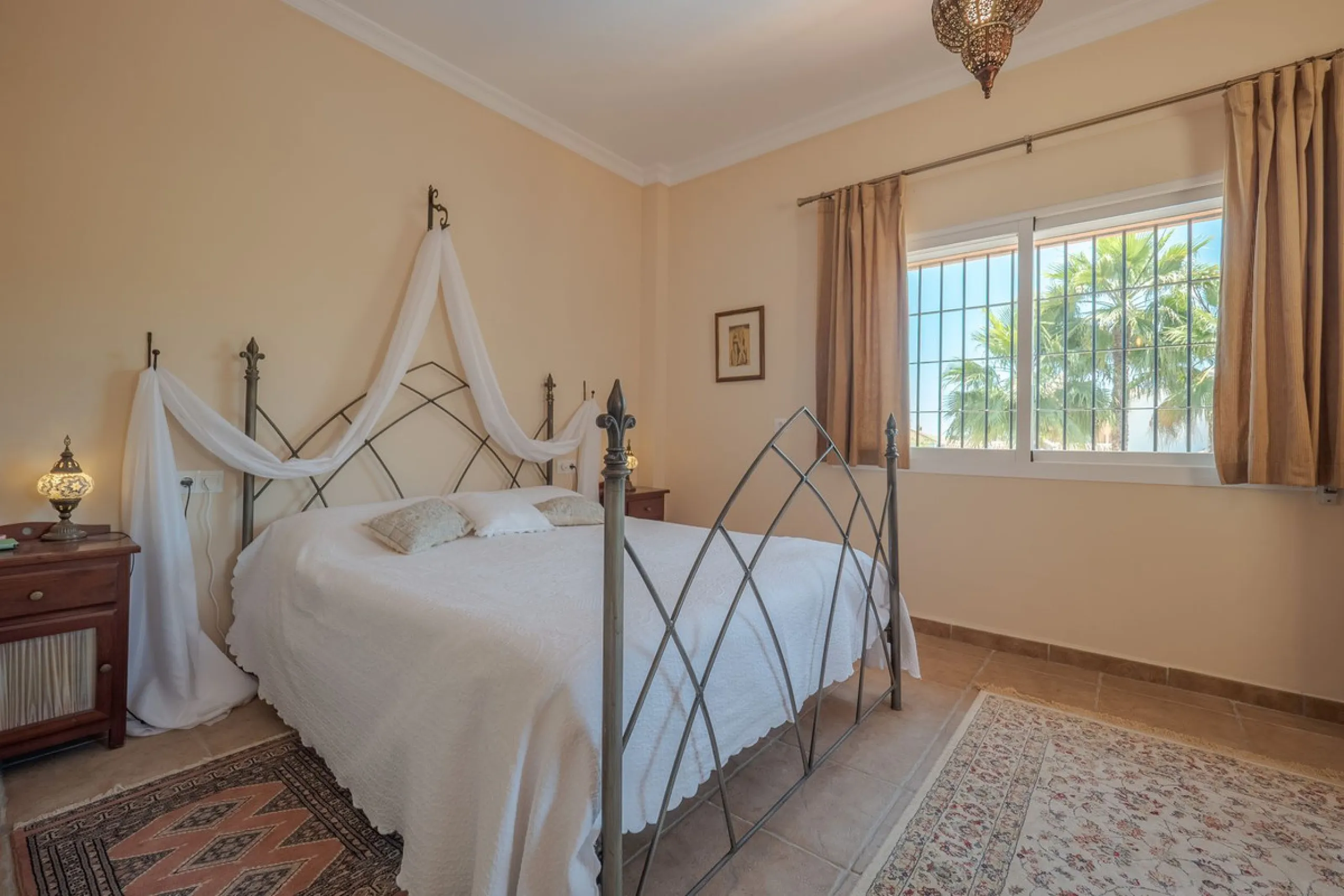 A well-presented detached villa located on the outskirts of the vibrant town of Alhaurin El Grande, set in the sought-after urbanisation of La Paca. The property has been recently renovated to a high standard, including new bathrooms, central heating and 