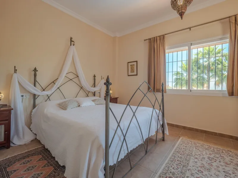 A well-presented detached villa located on the outskirts of the vibrant town of Alhaurin El Grande, set in the sought-after urbanisation of La Paca. The property has been recently renovated to a high standard, including new bathrooms, central heating and 