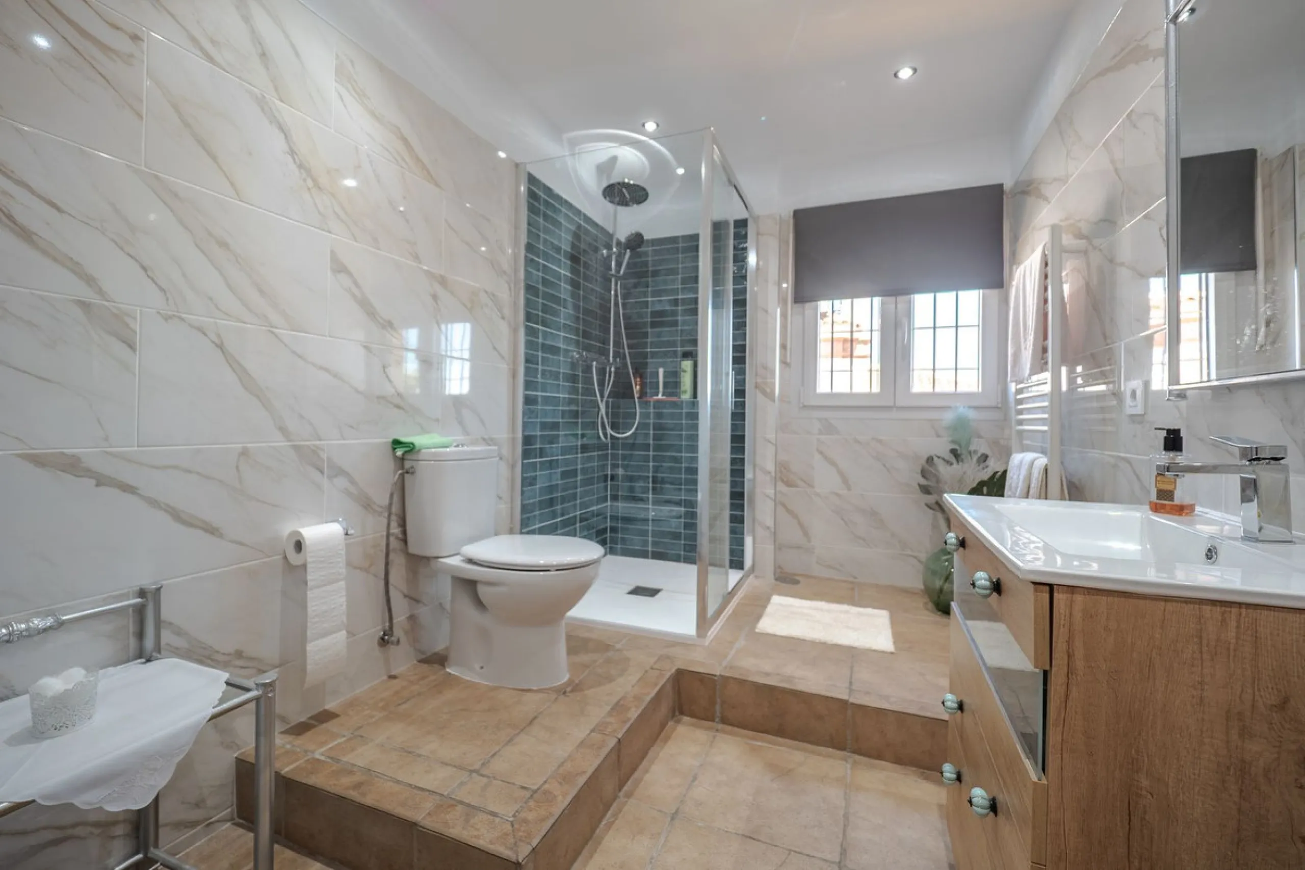 A well-presented detached villa located on the outskirts of the vibrant town of Alhaurin El Grande, set in the sought-after urbanisation of La Paca. The property has been recently renovated to a high standard, including new bathrooms, central heating and 