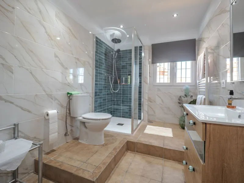 A well-presented detached villa located on the outskirts of the vibrant town of Alhaurin El Grande, set in the sought-after urbanisation of La Paca. The property has been recently renovated to a high standard, including new bathrooms, central heating and 