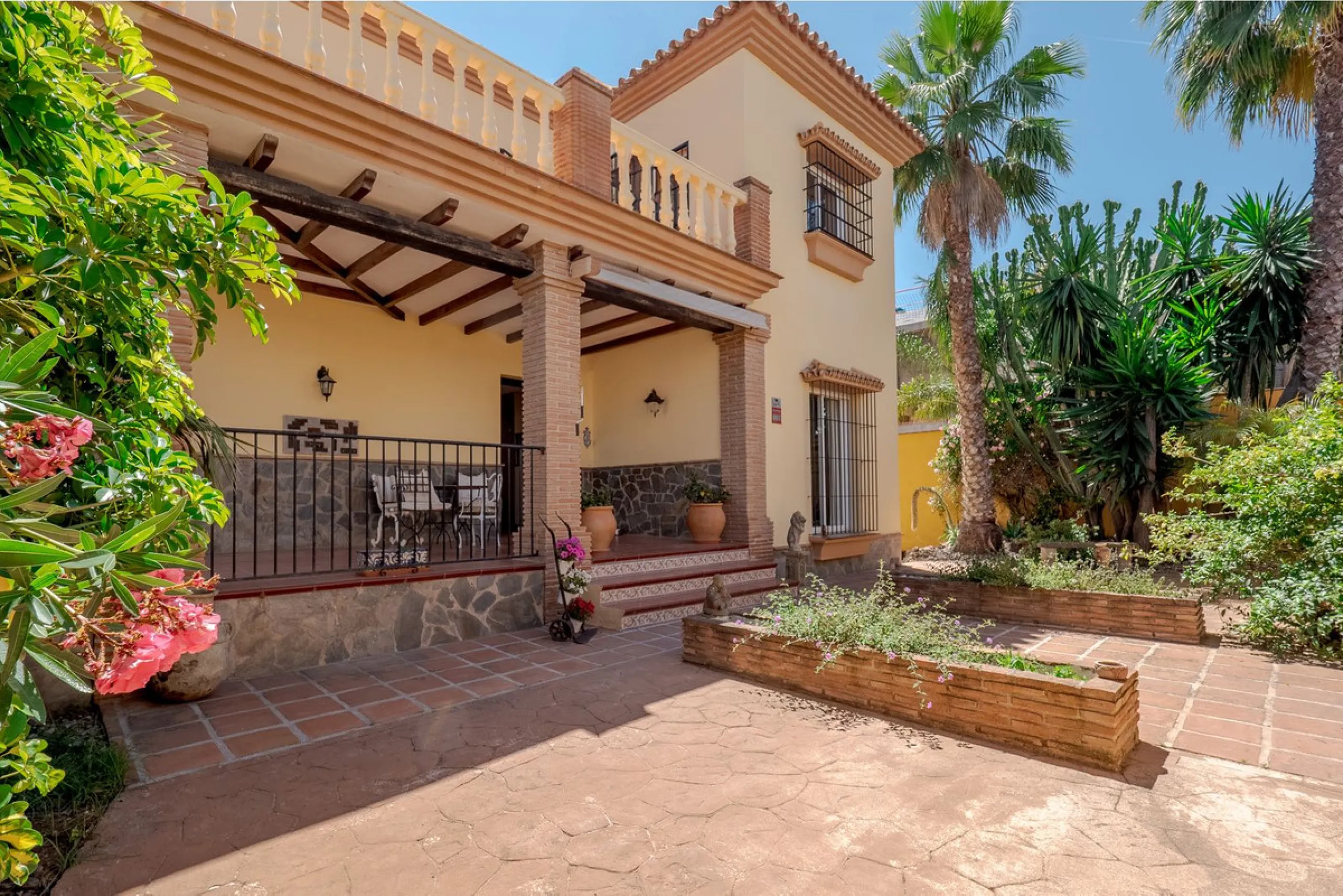A well-presented detached villa located on the outskirts of the vibrant town of Alhaurin El Grande, set in the sought-after urbanisation of La Paca. The property has been recently renovated to a high standard, including new bathrooms, central heating and 