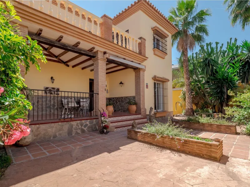 A well-presented detached villa located on the outskirts of the vibrant town of Alhaurin El Grande, set in the sought-after urbanisation of La Paca. The property has been recently renovated to a high standard, including new bathrooms, central heating and 