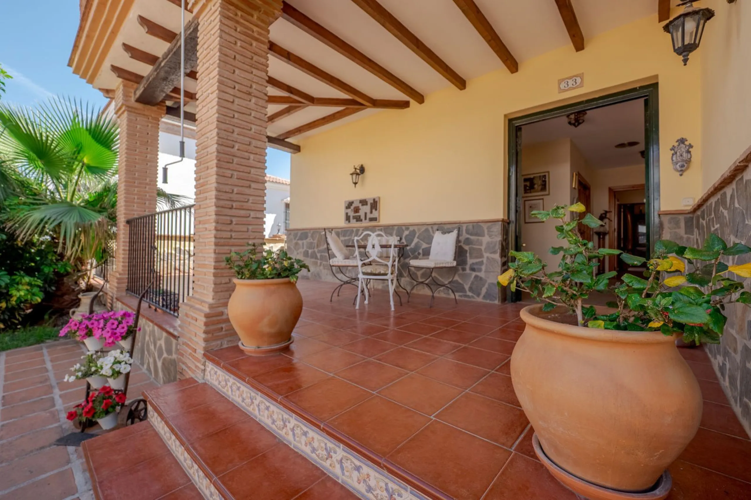 A well-presented detached villa located on the outskirts of the vibrant town of Alhaurin El Grande, set in the sought-after urbanisation of La Paca. The property has been recently renovated to a high standard, including new bathrooms, central heating and 