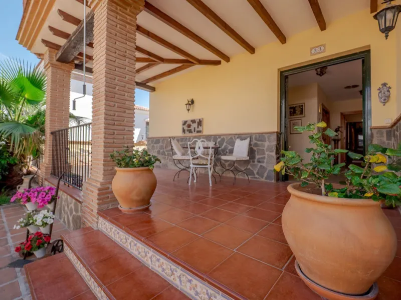 A well-presented detached villa located on the outskirts of the vibrant town of Alhaurin El Grande, set in the sought-after urbanisation of La Paca. The property has been recently renovated to a high standard, including new bathrooms, central heating and 