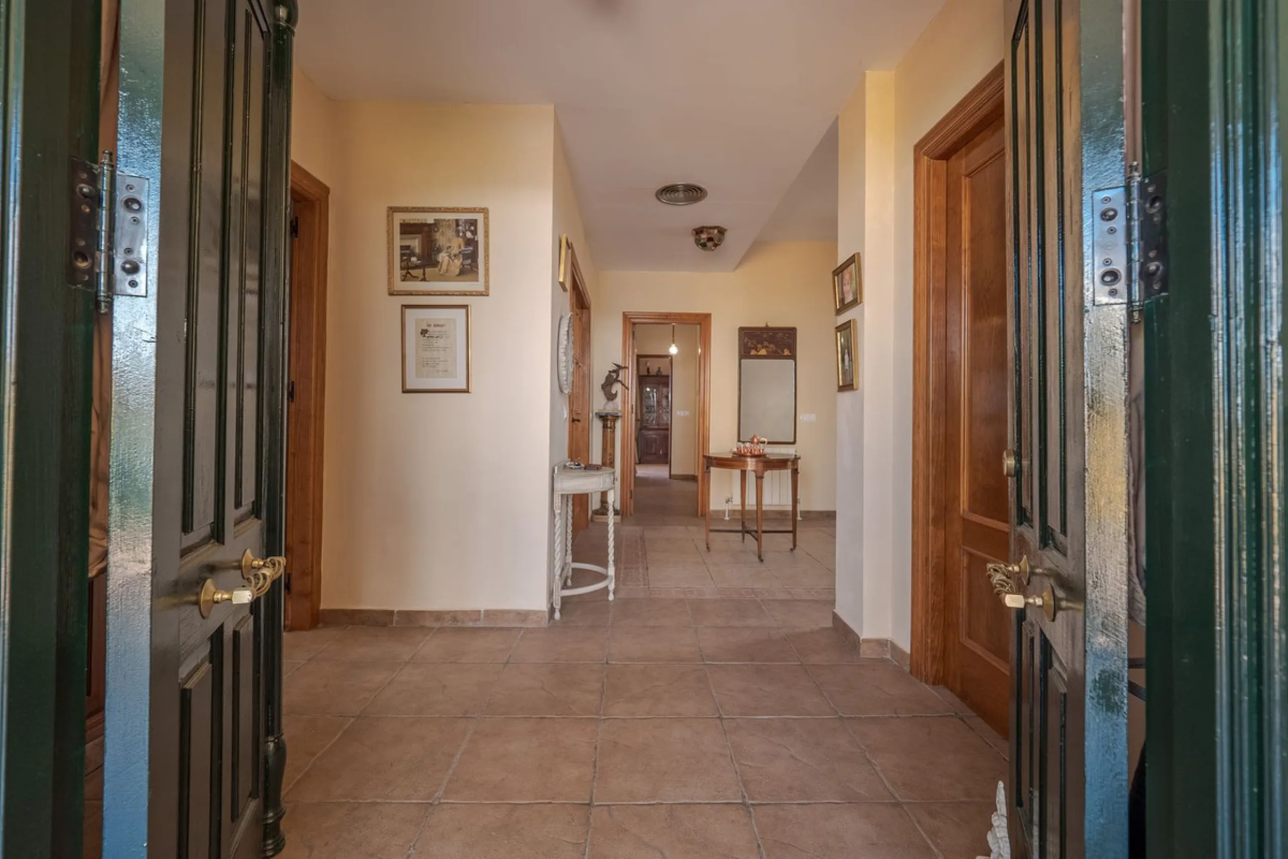 A well-presented detached villa located on the outskirts of the vibrant town of Alhaurin El Grande, set in the sought-after urbanisation of La Paca. The property has been recently renovated to a high standard, including new bathrooms, central heating and 