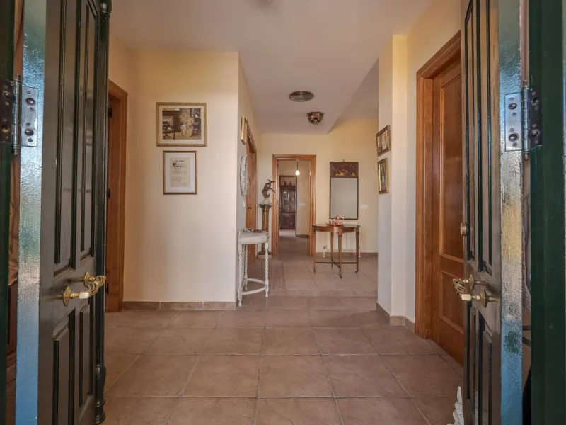 A well-presented detached villa located on the outskirts of the vibrant town of Alhaurin El Grande, set in the sought-after urbanisation of La Paca. The property has been recently renovated to a high standard, including new bathrooms, central heating and 