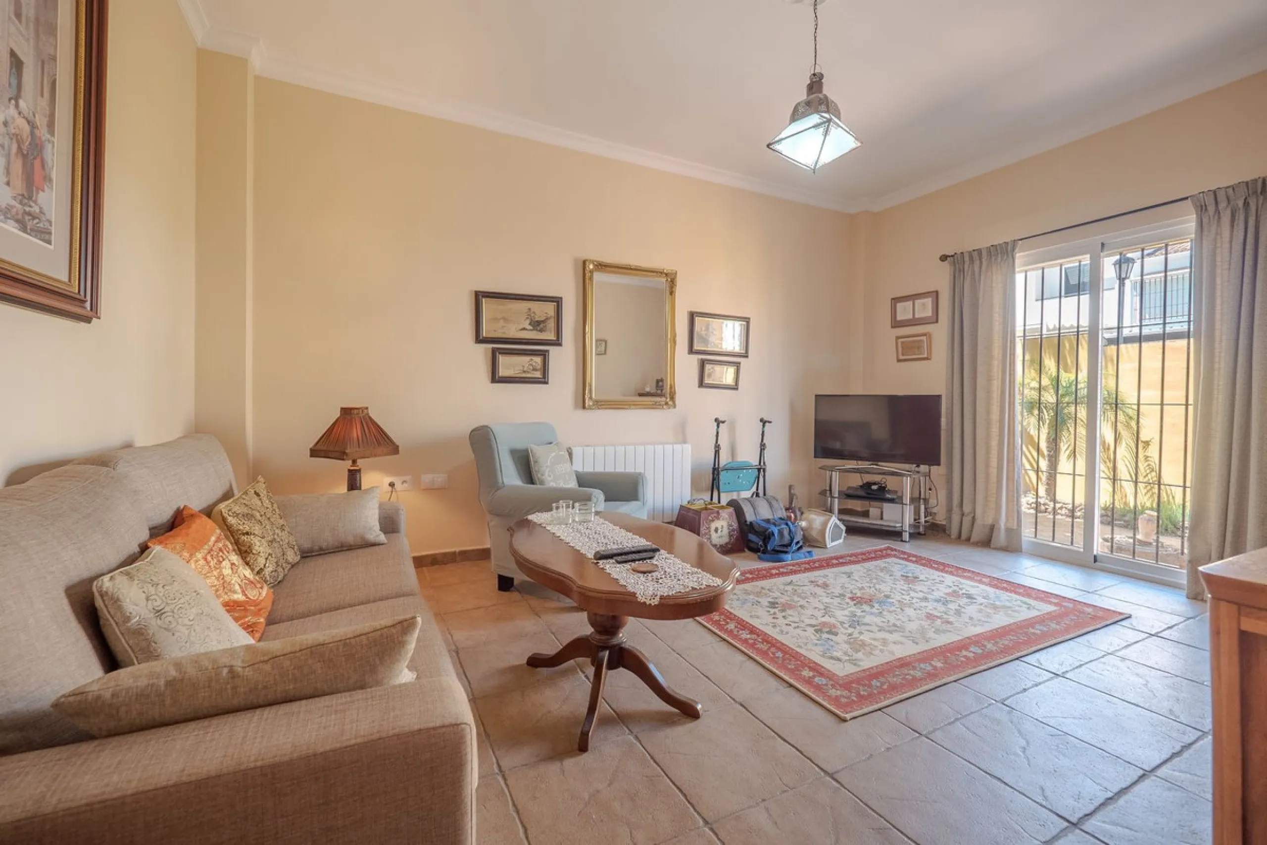 A well-presented detached villa located on the outskirts of the vibrant town of Alhaurin El Grande, set in the sought-after urbanisation of La Paca. The property has been recently renovated to a high standard, including new bathrooms, central heating and 