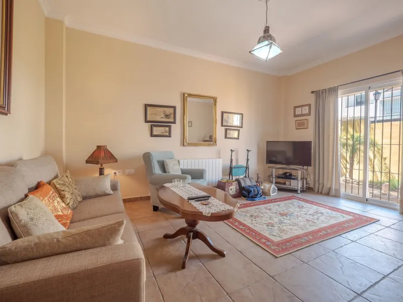 A well-presented detached villa located on the outskirts of the vibrant town of Alhaurin El Grande, set in the sought-after urbanisation of La Paca. The property has been recently renovated to a high standard, including new bathrooms, central heating and 