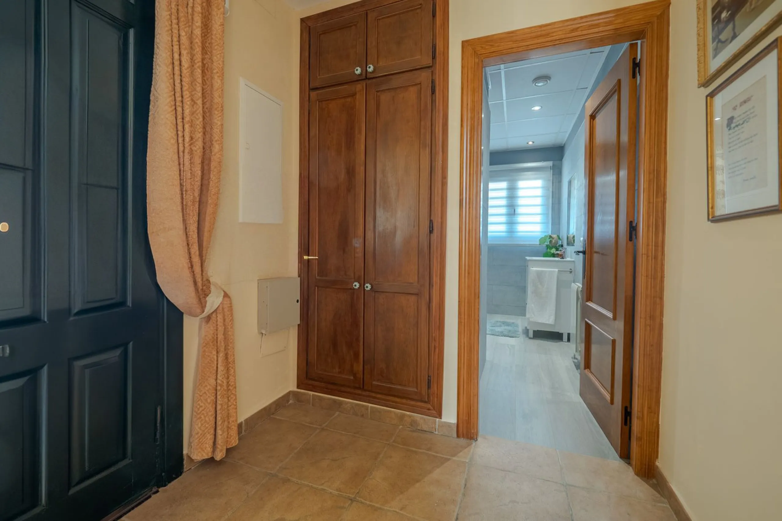 A well-presented detached villa located on the outskirts of the vibrant town of Alhaurin El Grande, set in the sought-after urbanisation of La Paca. The property has been recently renovated to a high standard, including new bathrooms, central heating and 